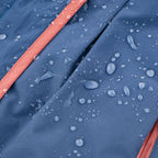 Kinderjacke aus beschichtetem Stoff mit tropfenresistenter Oberfläche, dunkelblau und orangefarbener Naht