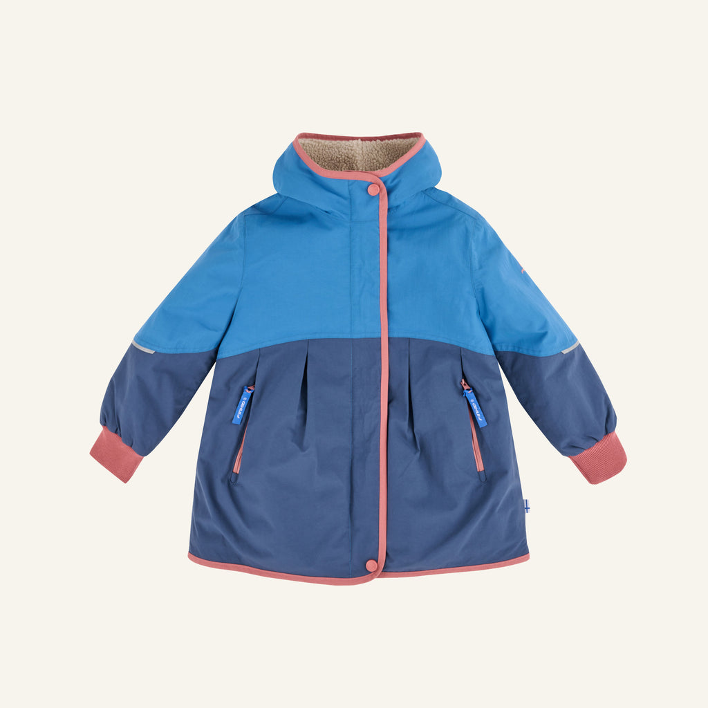Kinderregenjacke mit Kapuze, hellblau und dunkelblau, rosa Kanten und Reißverschluss vorn