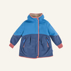 Kinderregenjacke mit Kapuze, hellblau und dunkelblau, rosa Kanten und Reißverschluss vorn