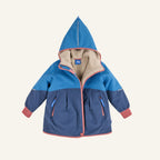 Kinderregenjacke mit Kapuze, blaues Außenmaterial und beiges Futter, vorn mit Reißverschluss