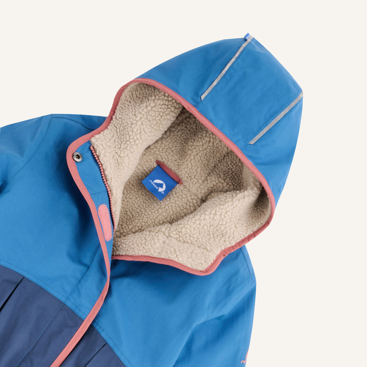 Kinderregenjacke, Kapuze mit beigem Teddyfutter, blaues Innenfutter und rosa Kante