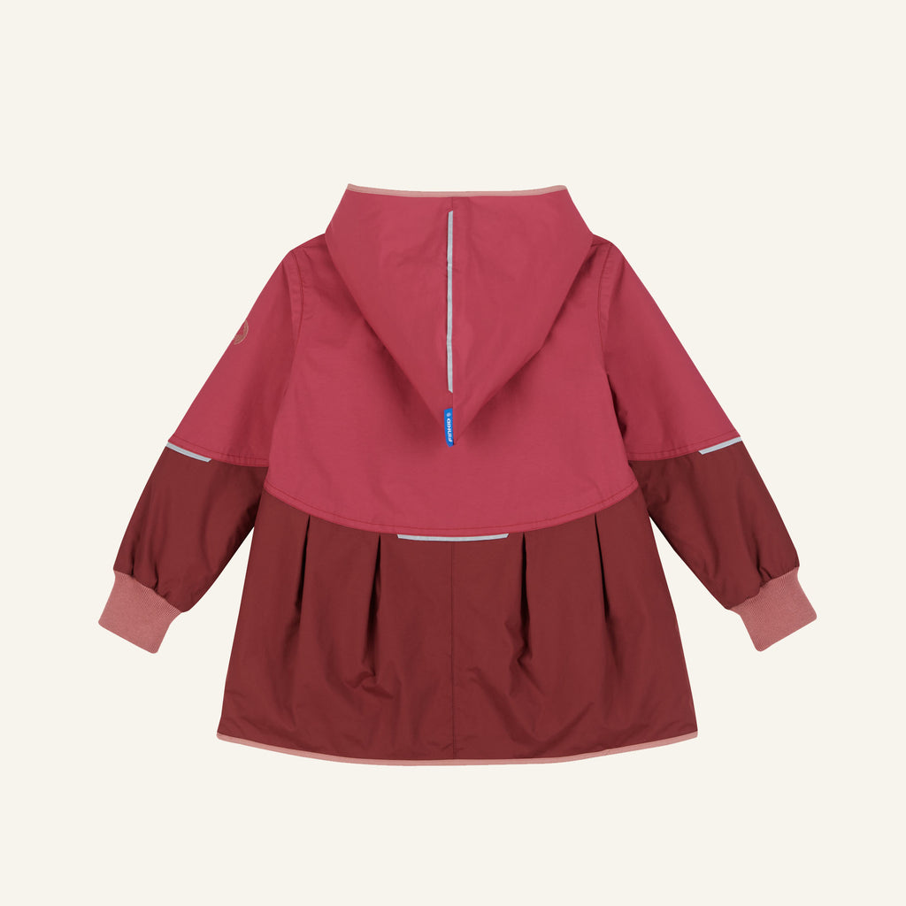 AINA MUKKA Kinderjacke Rückansicht in Bordeauxrot, Kapuze, Schrägstreifen und Ärmelbündchen