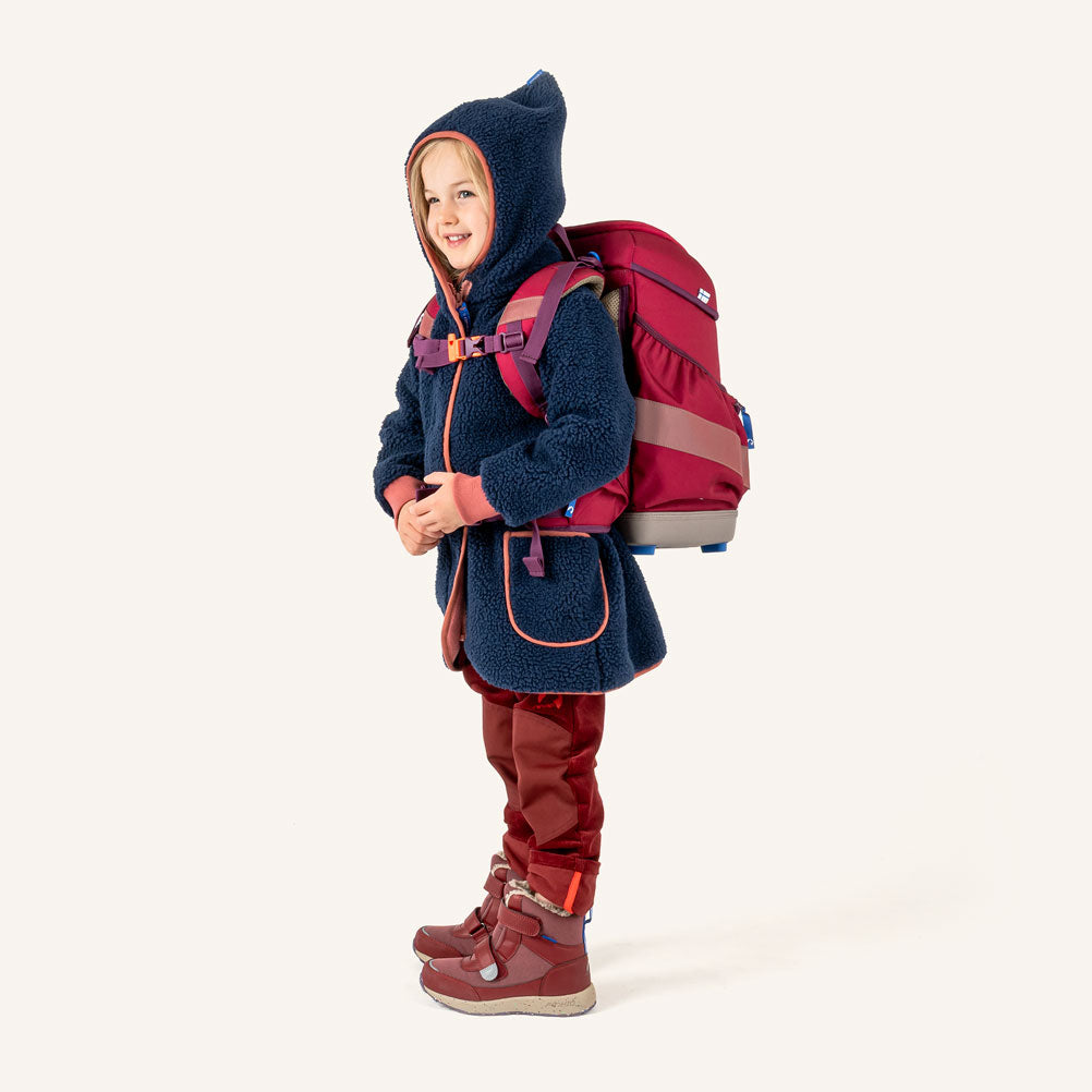 Kinder-Rucksack in Rot mit Fronttasche, Schultergurten und Rückenpolster im Vorderansicht