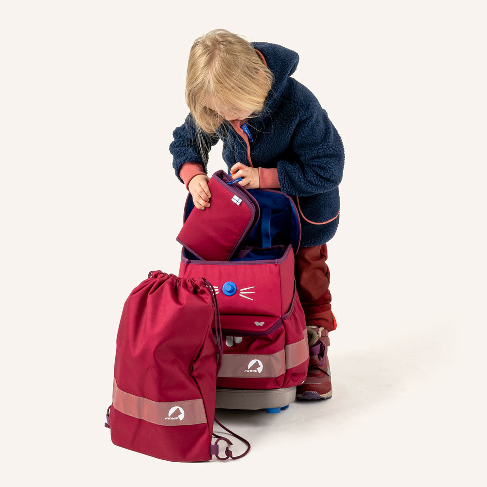 Kinder-Rucksack in Rot mit vorderem Einsatz, Fronttasche und Griff am Deckelbereich