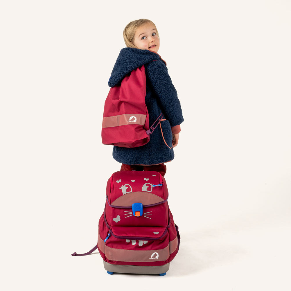 Kinder-Rucksack burgund am Kind: blaues Rückenteil und gefüttertes Vorderfach
