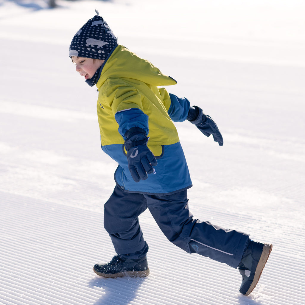 Dunkelblaue Kinder-Beanie mit Eisbärenmuster am Kopf