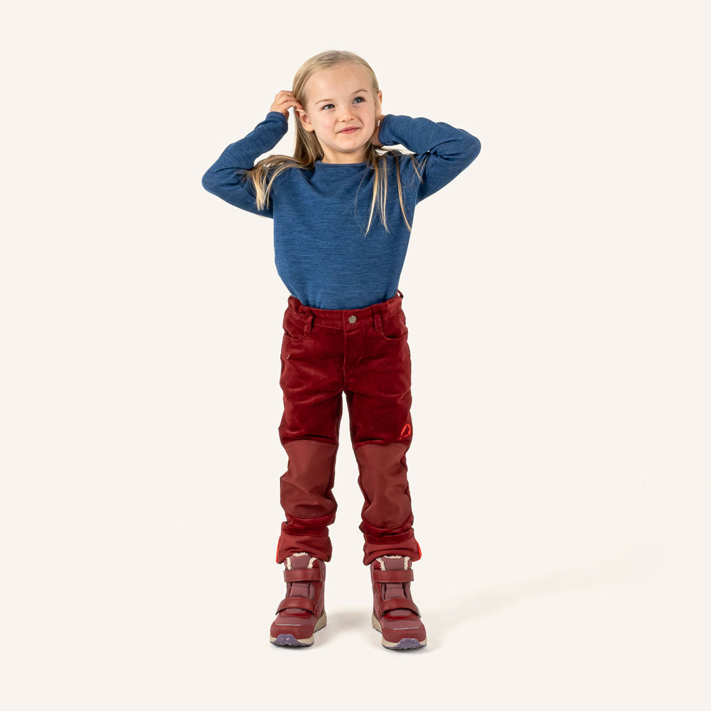 Kinder Kordhose weinrot mit Knieeinsätzen, von vorn getragen