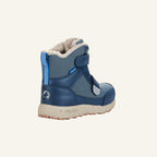 Dunkelblaue Winterstiefel in Seitenansicht mit Klettverschluss und gepolsterter Zunge