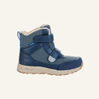 Dunkelblaue Winterstiefel schräg von vorn mit Klettlasche, Kunstfellfutter und Profilsohle