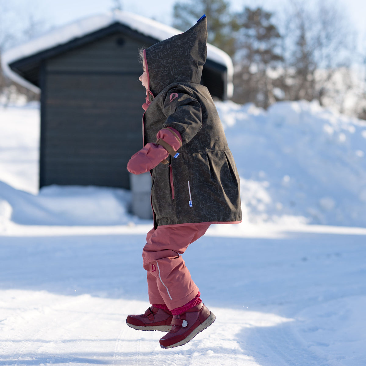 LAPPI EKO Kinderstiefel in weinrot, im Schnee getragen