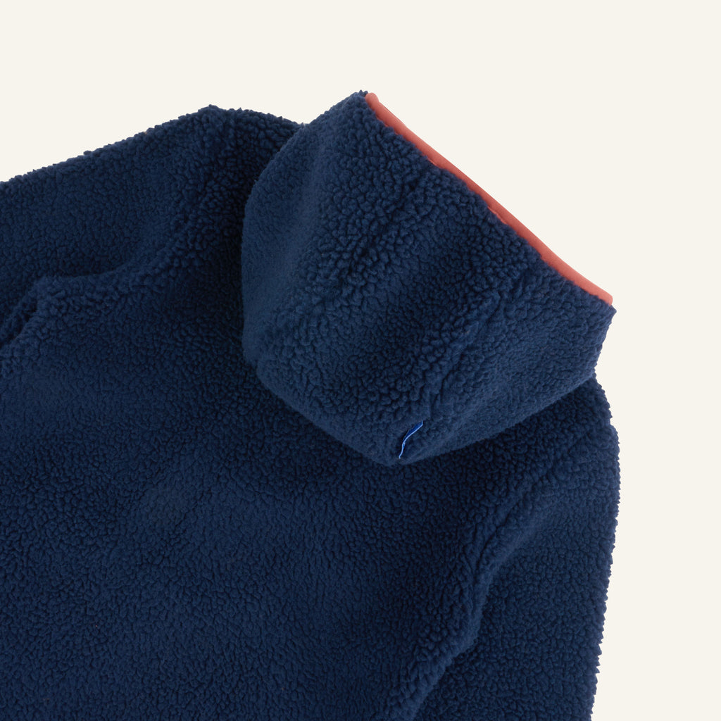 Kinder-Fleecejacke dunkelblau: Kapuze mit kontrastierendem Innenfutter