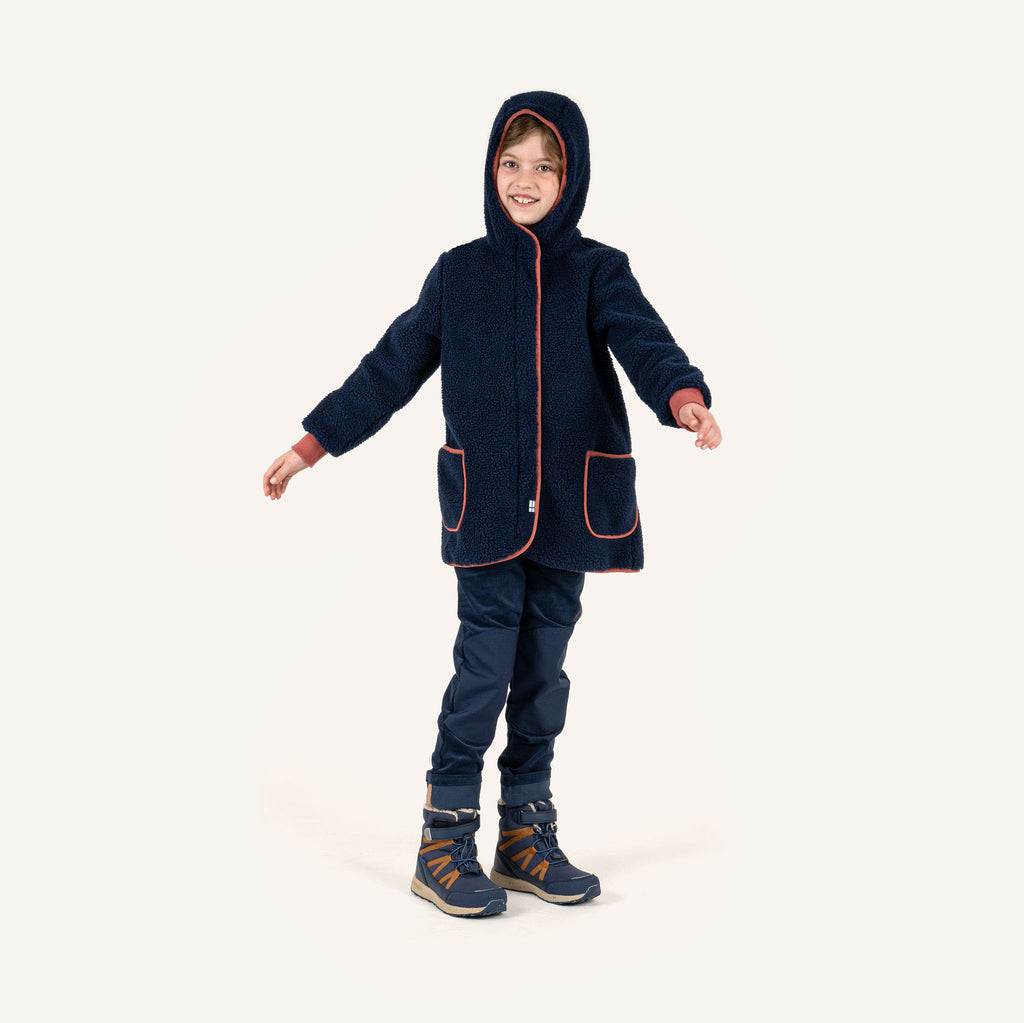 Kinder-Fleecejacke dunkelblau mit Kapuze, Reißverschluss, Taschen und orangefarbenen Kanten