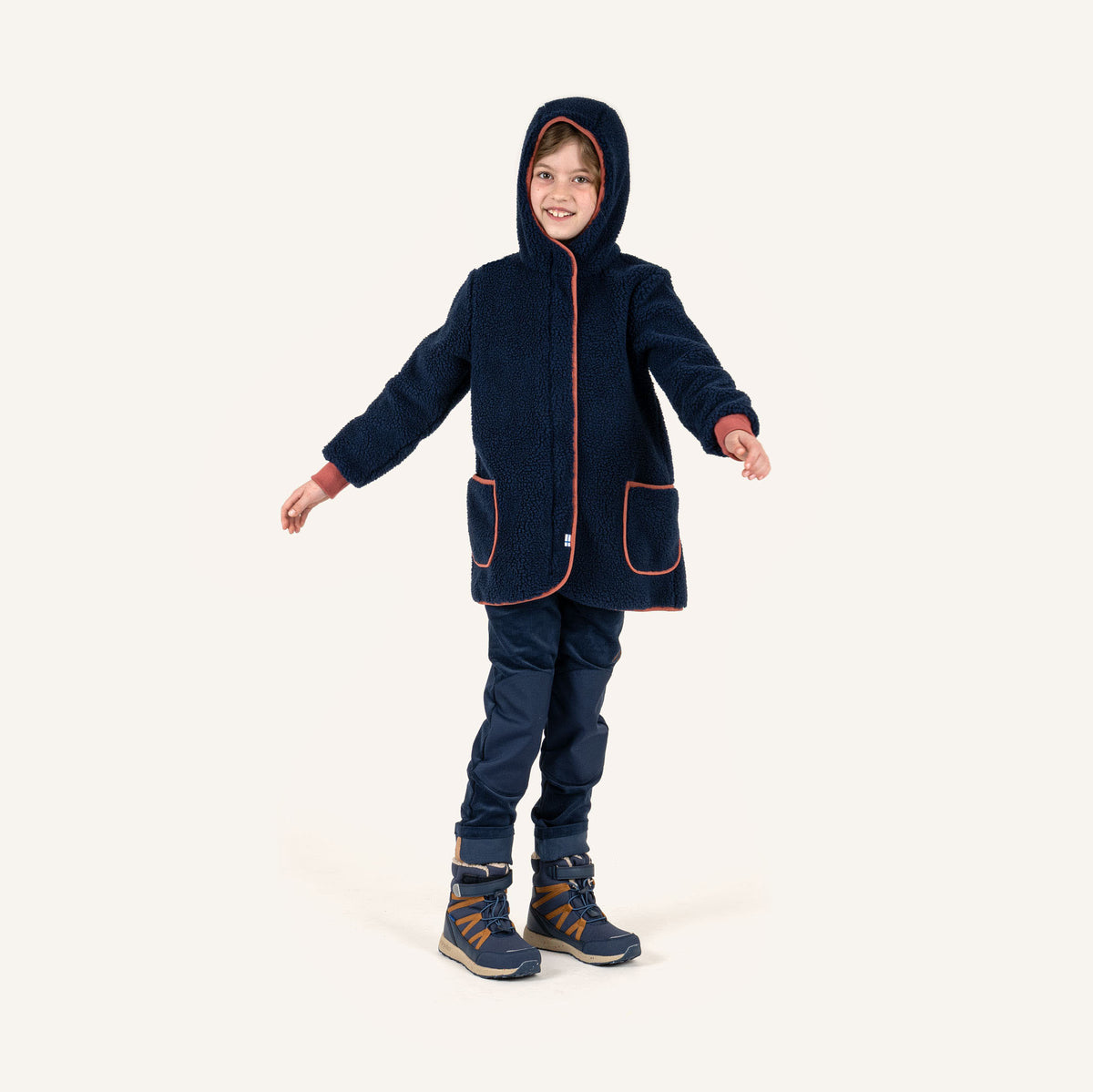Kinder-Fleecejacke dunkelblau mit Kapuze, Reißverschluss, Taschen und orangefarbenen Kanten
