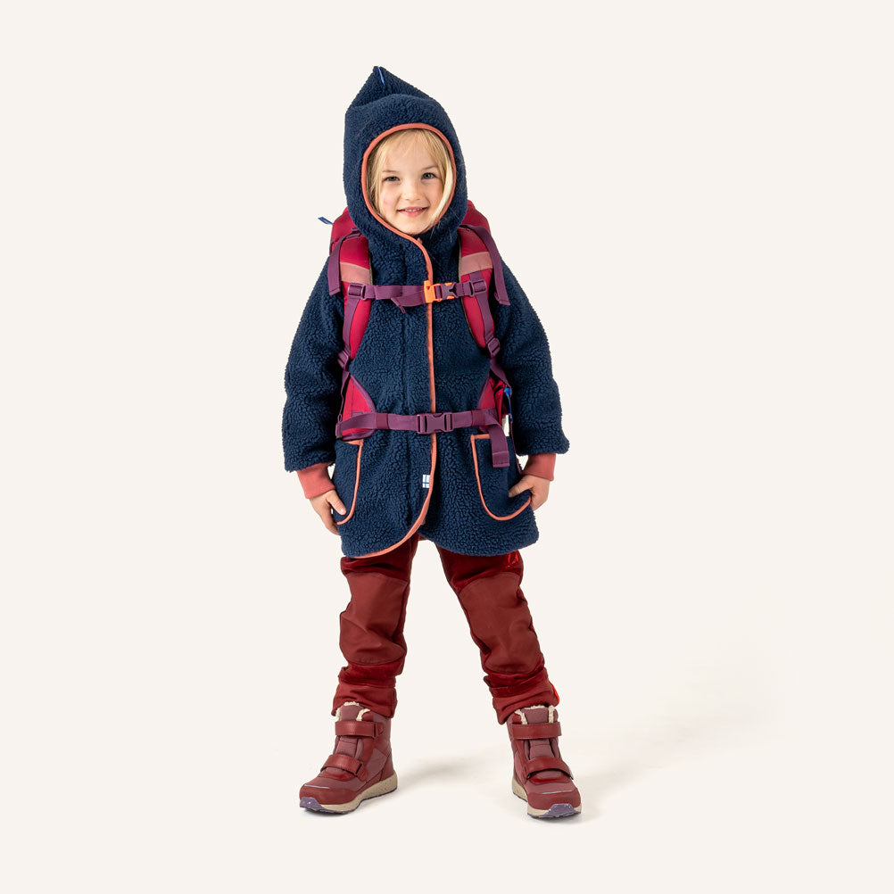 Kinder-Fleecejacke dunkelblau mit Kapuze, Reißverschluss und Taschen, orangefarbene Einfassung