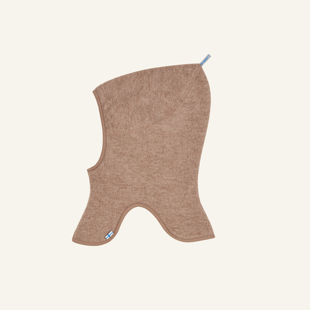 Woll-Kapuzenhaube beige mit Aussparung fürs Gesicht und kleinem Markenanhänger.