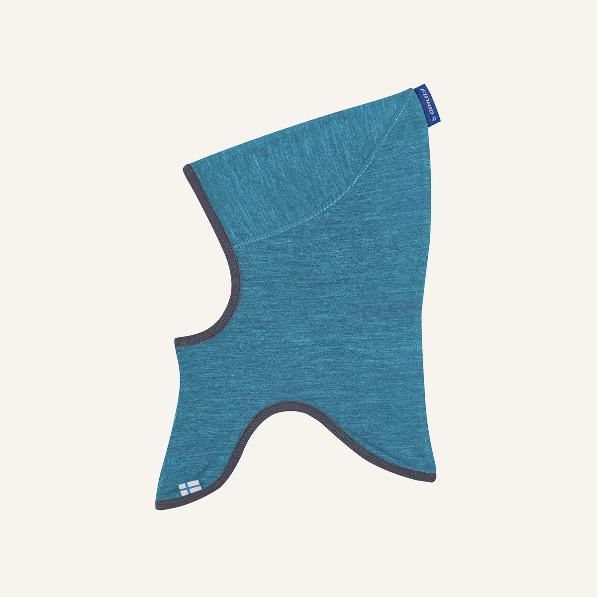 Tealfarbene Mütze mit offenem Gesichtsbereich, dunkler Einfassung und blauem Label.