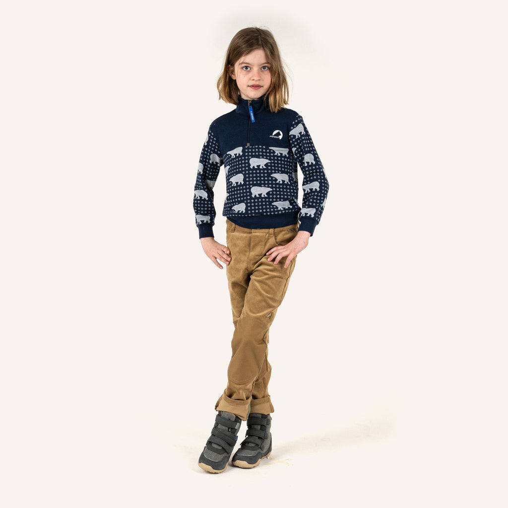 Kinderfleece dunkelblau mit Eisbärprint und Reißverschluss, am Kind getragen