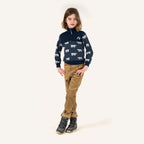 Kinderfleece dunkelblau mit Eisbärprint und Reißverschluss, am Kind getragen