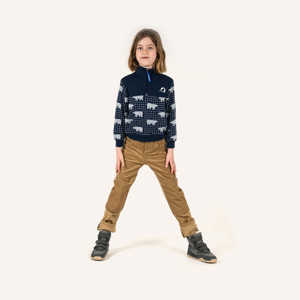 Kinderfleece dunkelblau mit Eisbärprint, Stehkragen-Zipper, am Kind getragen