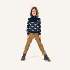 Kinderfleece dunkelblau mit Eisbärprint, Stehkragen-Zipper, am Kind getragen