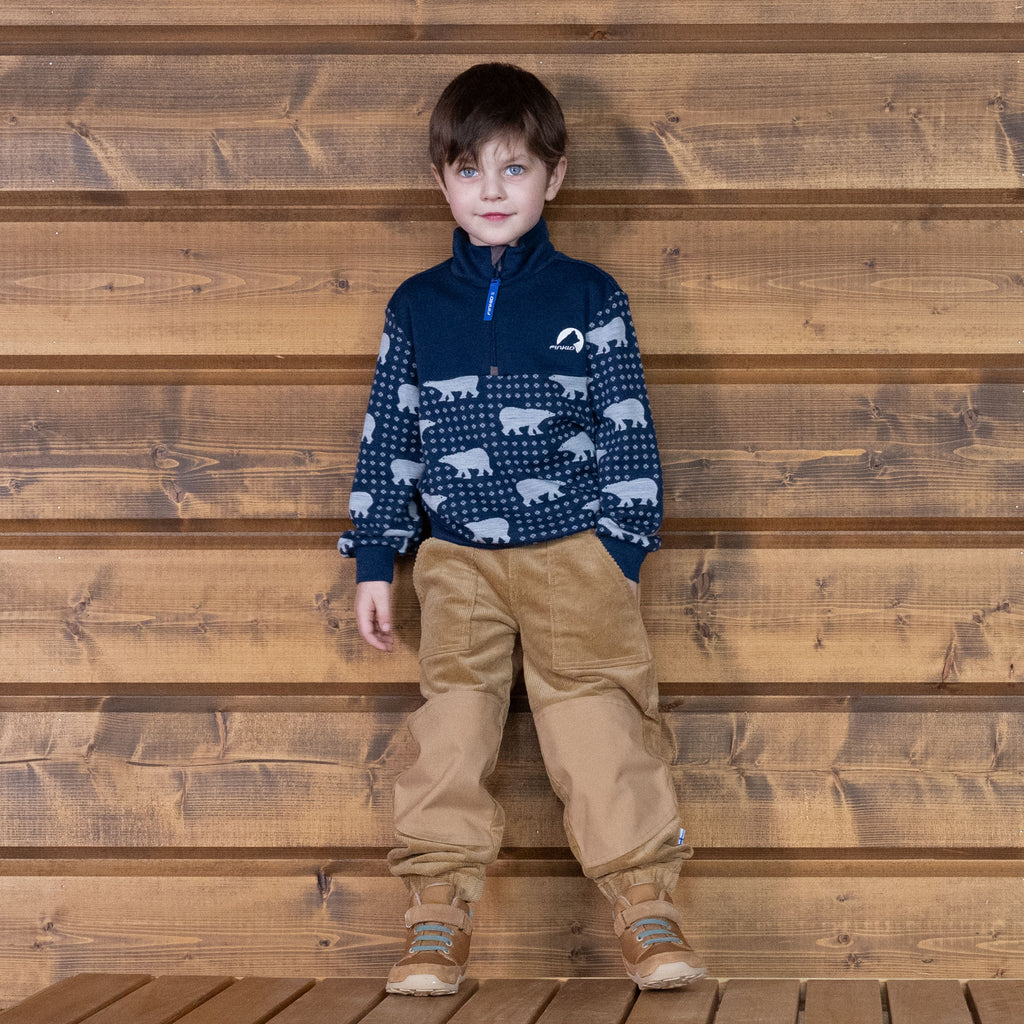 Kinderfleece dunkelblau mit Eisbärprint, Viertelreißverschluss, am Kind getragen