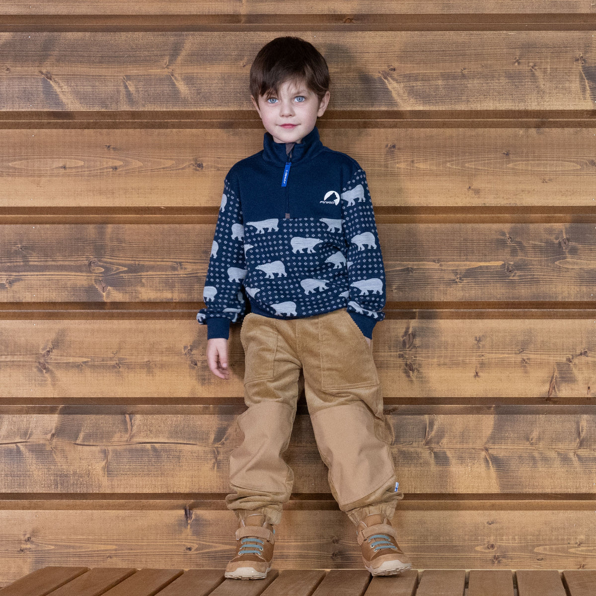 Kinderfleece dunkelblau mit Eisbärprint, Viertelreißverschluss, am Kind getragen