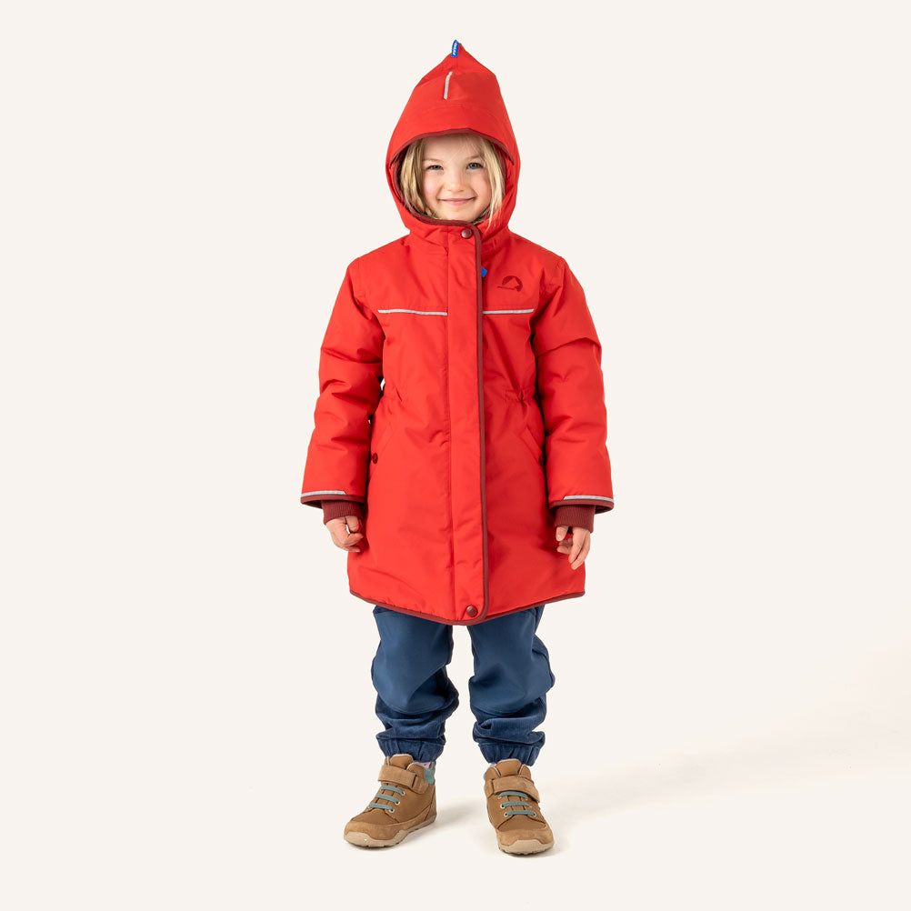 Roter Kinderparka mit Kapuze, Reißverschluss vorn, Ärmelbündchen und Taschen