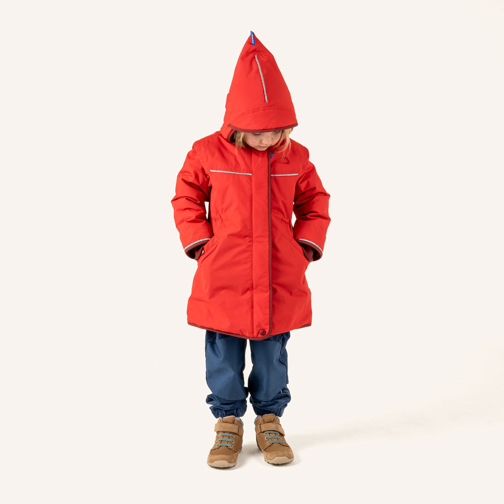 Kinderparka mit Kapuze, rot, seitliche Taschen, gerader Schnitt und Reißverschluss vorn