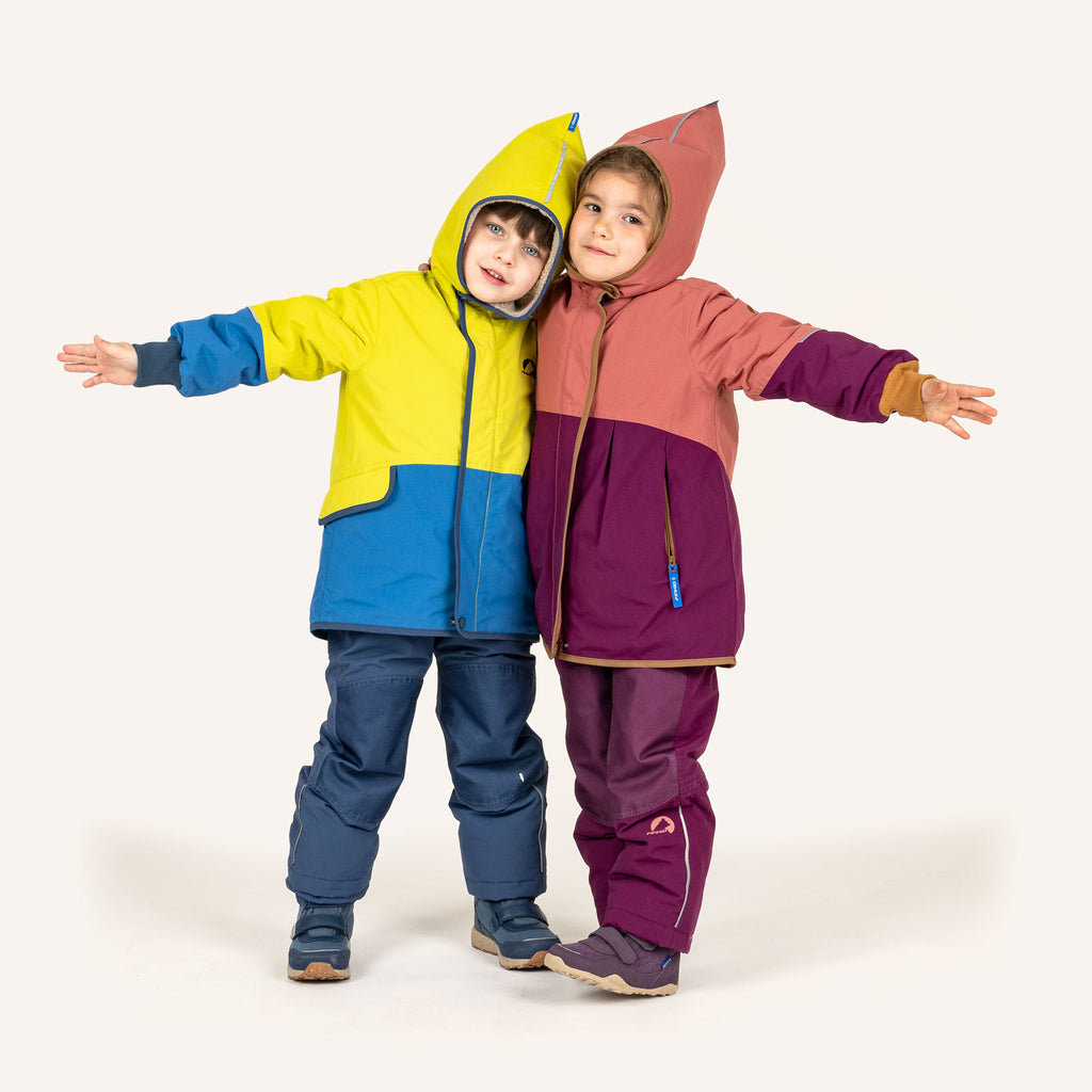 Zwei Kinderjacken mit Kapuze: gelb-blau und bordeauxlila