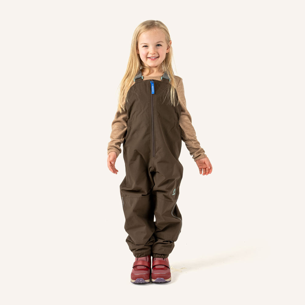 Kinder-Latzhose von PIKKU LATULI, braun, vorderer Reißverschluss, verstellbare Träger