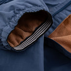 Kinderjacke mit Kapuze, braunes Innenfutter und Kordelbesatz an der Öffnung
