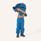 PIPPURI Kinder-Skihose in tiefem Blau am Kind, verstellbares Bündchen an der Taille