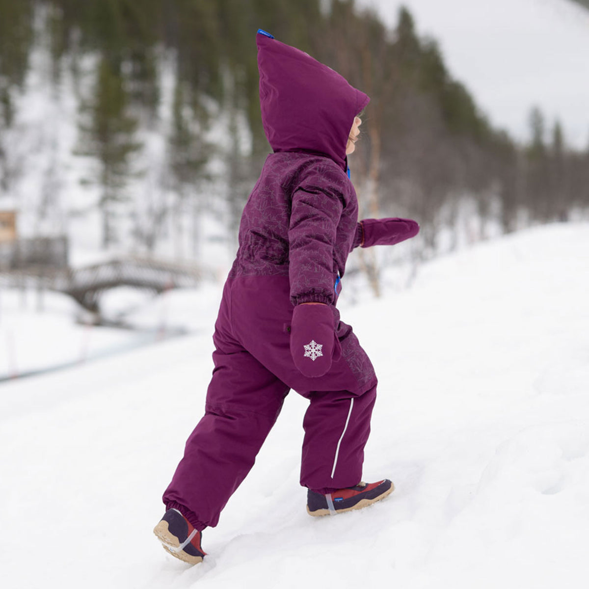 RUKKANEN Winter Gloves in Dark Purple with a Snowflake on the Cuff