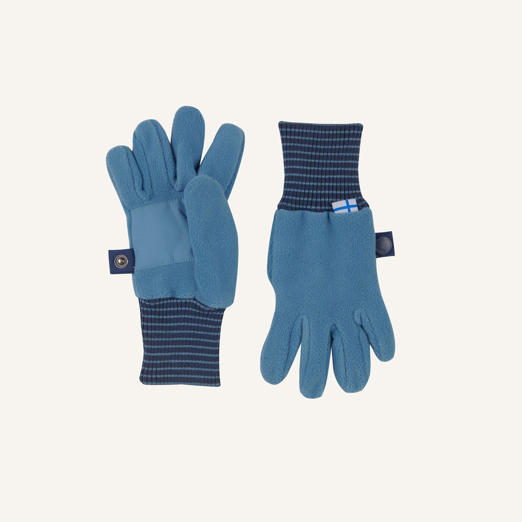 Blaues Handschuhpaar mit dunkelblau gestreiftem Bündchen und Knopfband