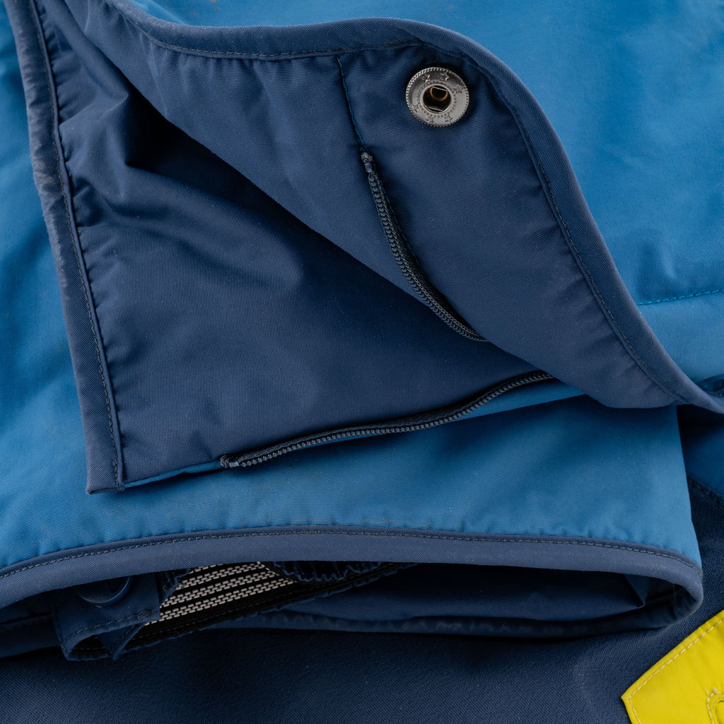 Snow pants in dark blue with zippered pocket and visible seam
