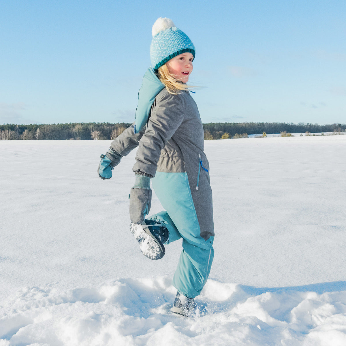 Kinder-Skioverall im Schnee: Kapuze, Frontreißverschluss, hellgrau-graublau, lang