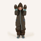Dunkelbrauner Kinder-Overall mit Kapuze, Reißverschluss und blauen Ziernähten am Kind