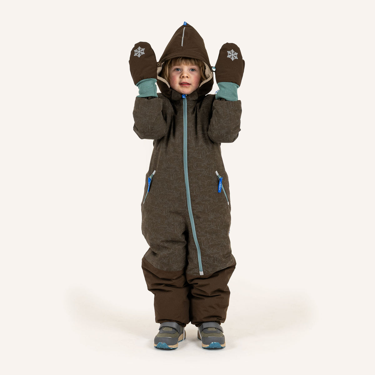 Dunkelbrauner Kinder-Overall mit Kapuze, Reißverschluss und blauen Ziernähten am Kind