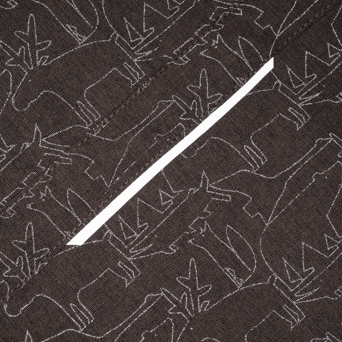 Brauner Stoff mit Muster und schrägem weißen Zierstreifen am Overall