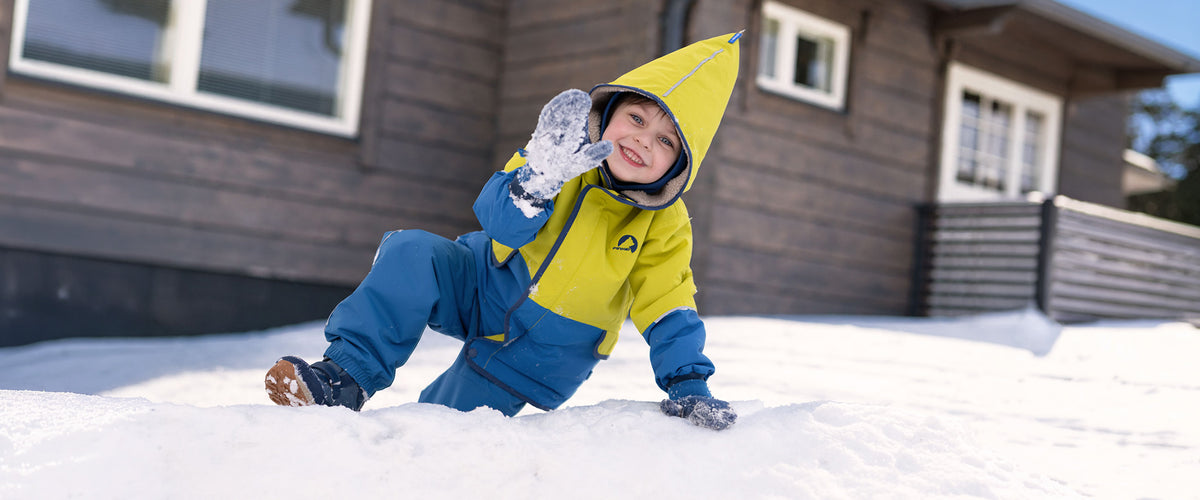 Junge im Schnee mit MOSKA MUKKA Winterjacke.